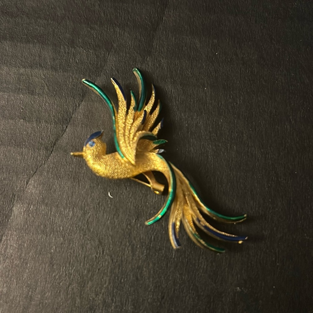 Retro ladies gold bird pin. Gold and green.